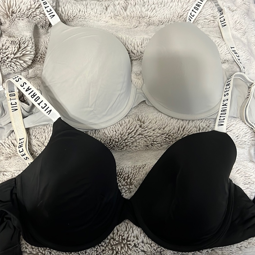 2 Victoria secret bras